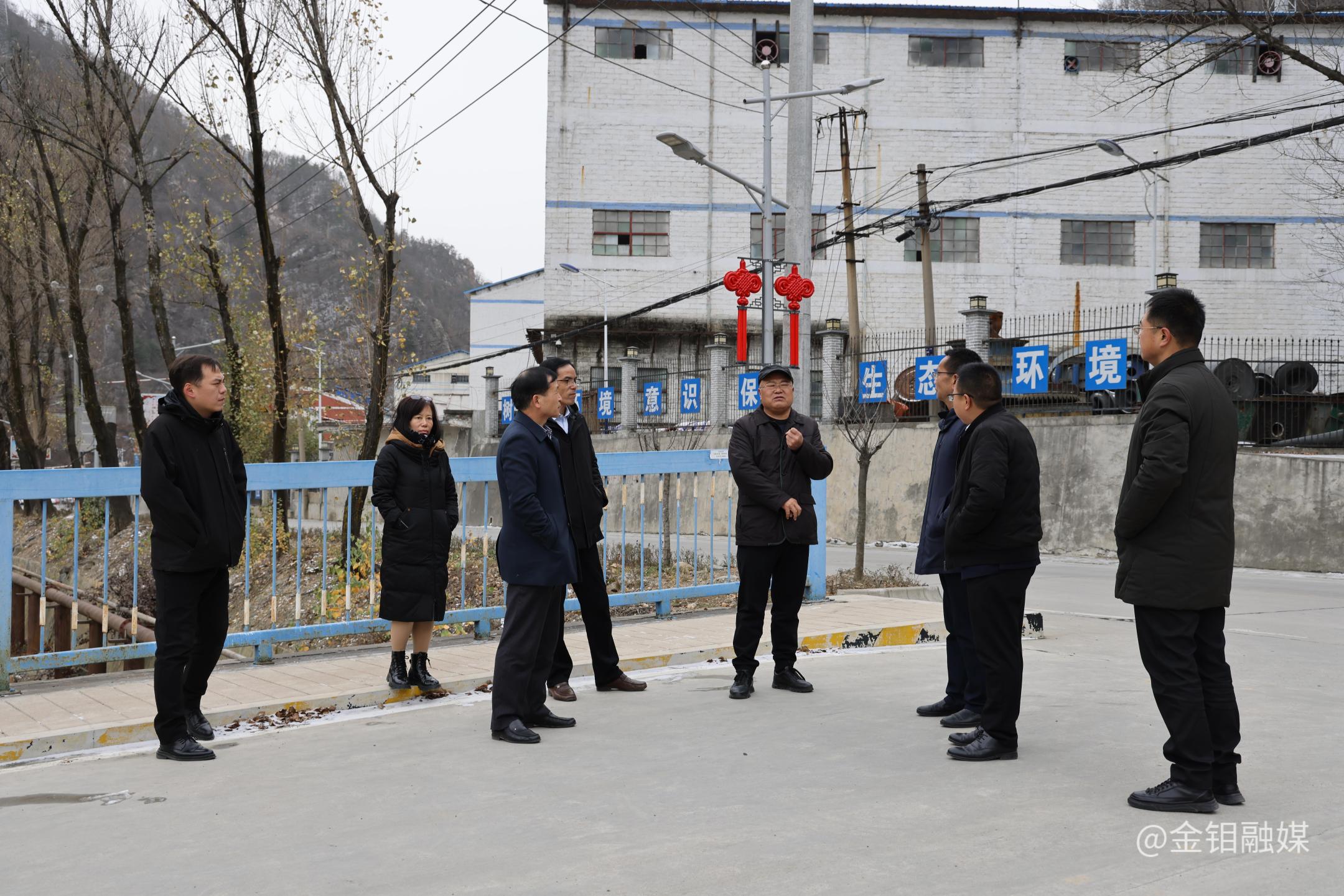 20221206-柳曉峰在金堆城鉬礦選礦升級(jí)改造現(xiàn)場(chǎng)查看項(xiàng)目進(jìn)度2.JPG 20221206-柳曉峰在金堆城鉬礦選礦升級(jí)改造現(xiàn)場(chǎng)查看項(xiàng)目進(jìn)度2.JPG