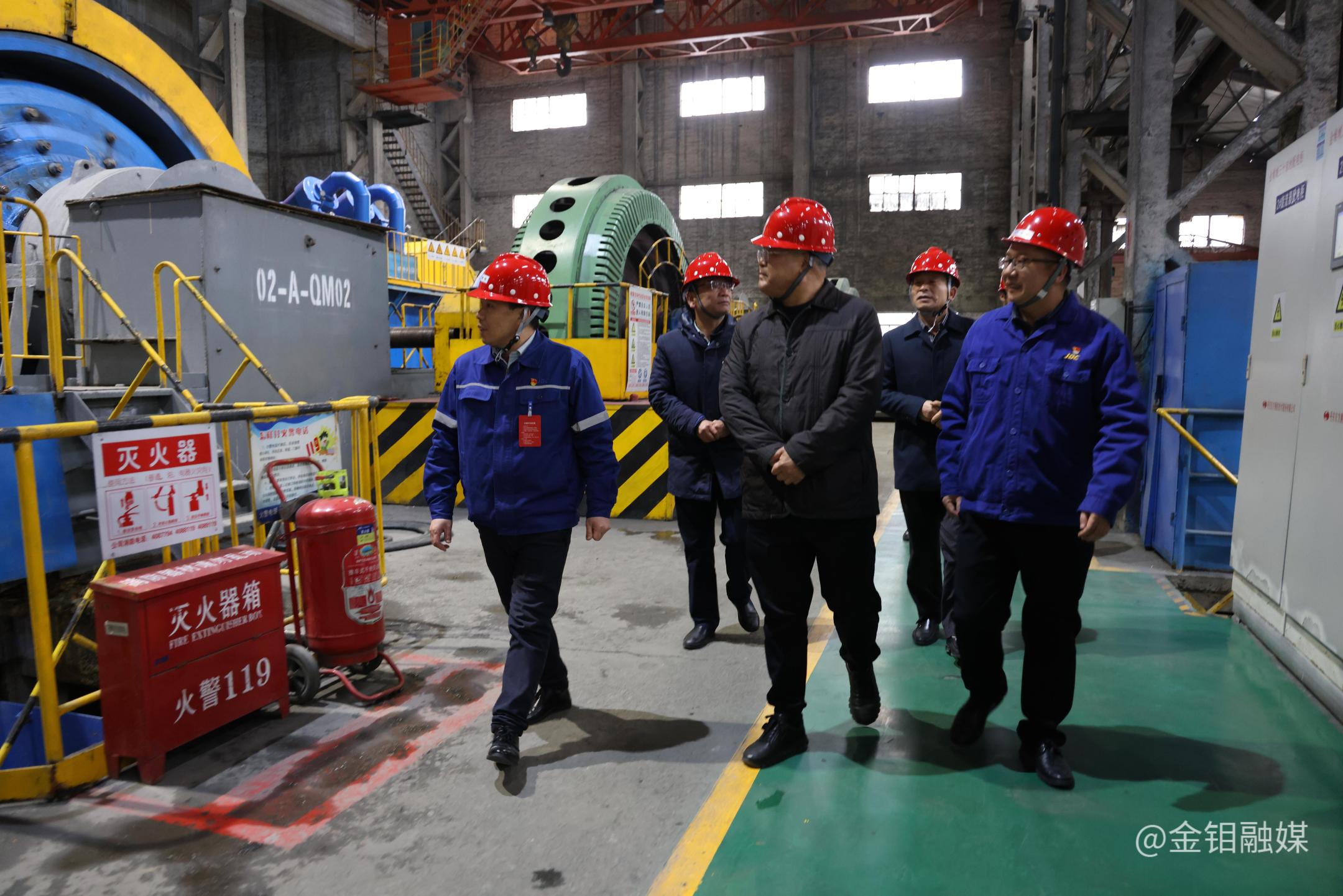 20221206-柳曉峰在礦山二區(qū)查看球磨機(jī)運(yùn)轉(zhuǎn)情況.JPG